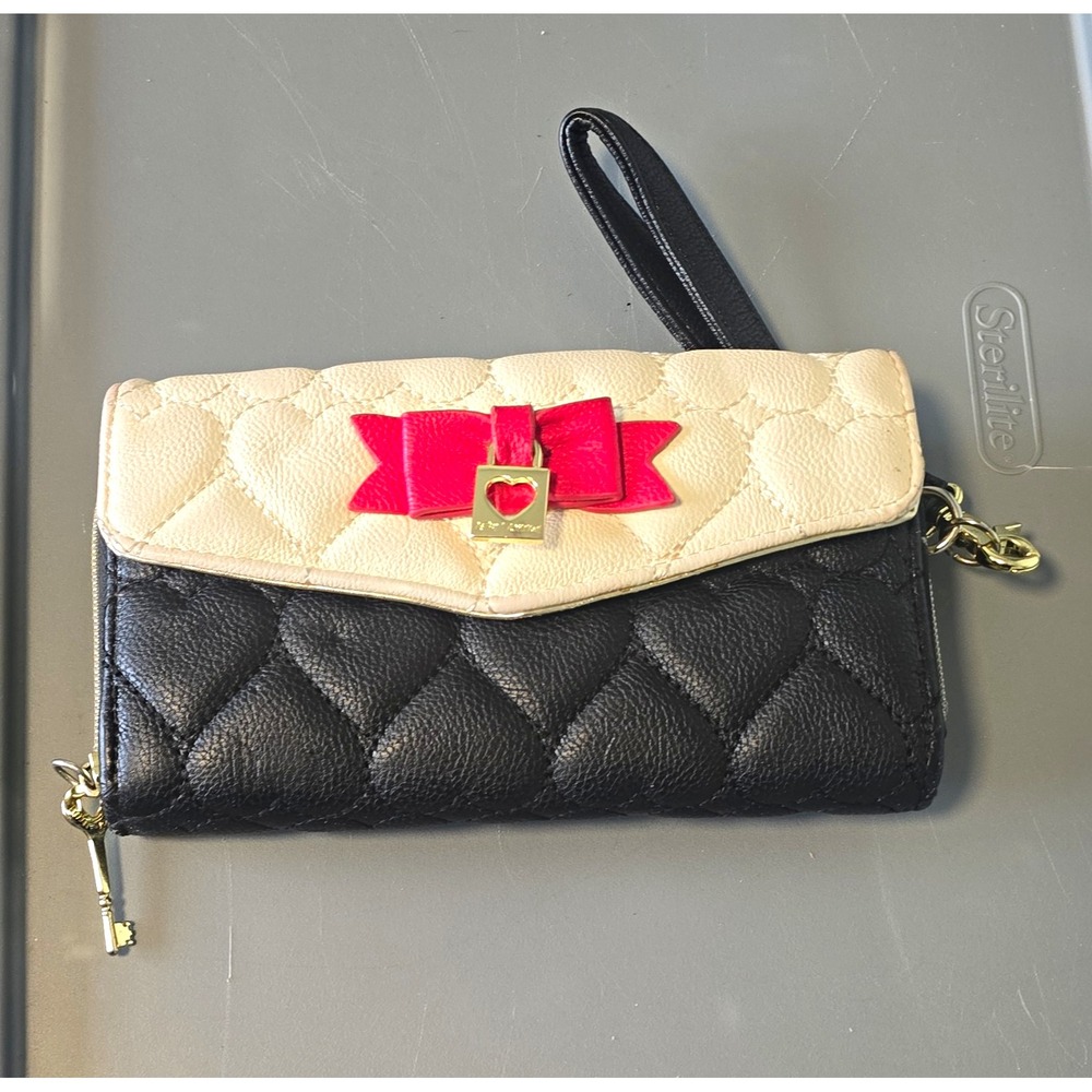 Betsey Johnson Women's Quilted Heart Zip Wristlet Wallet, Bow, Credit Card
